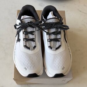On Running women’s Sneakers in White and Black Size 7